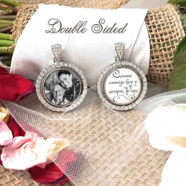 Spanish Memorial bridal bouquet charm comes with photo and custom saying. Image size is roughly 1 inch. Pendant has a rotating center and is double sided. The outer edge is surrounded in rhinestones. The saying is: Camina conmigo hoy y siempre, Papa